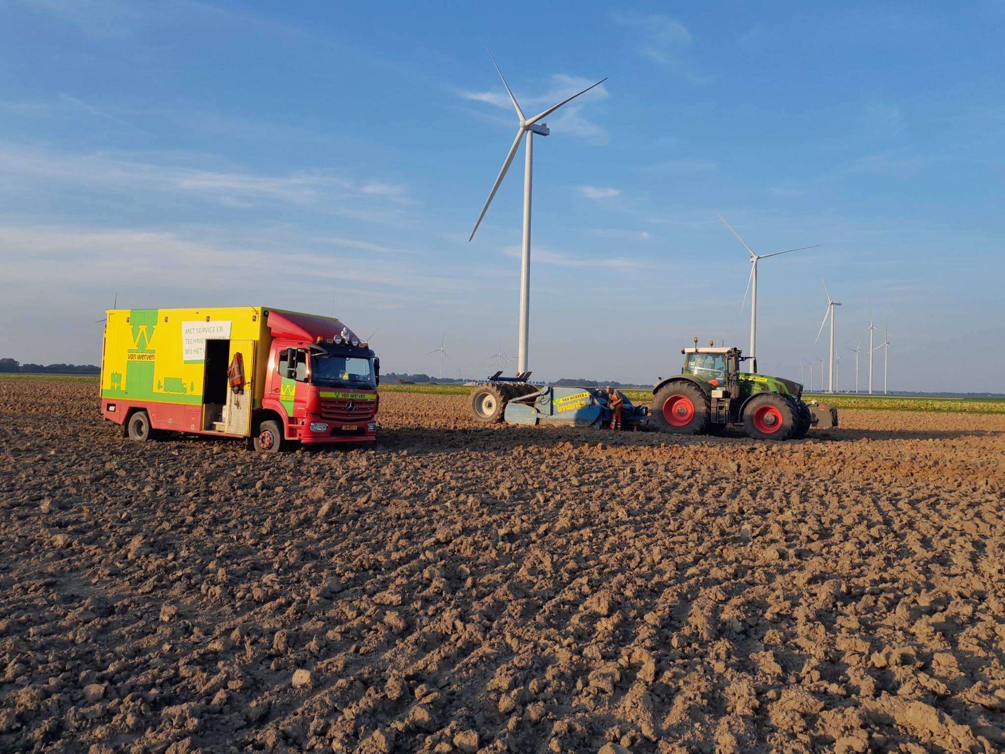 Arjan van t Veen kreeg bezoek van Harold Schutte met de servicetruck