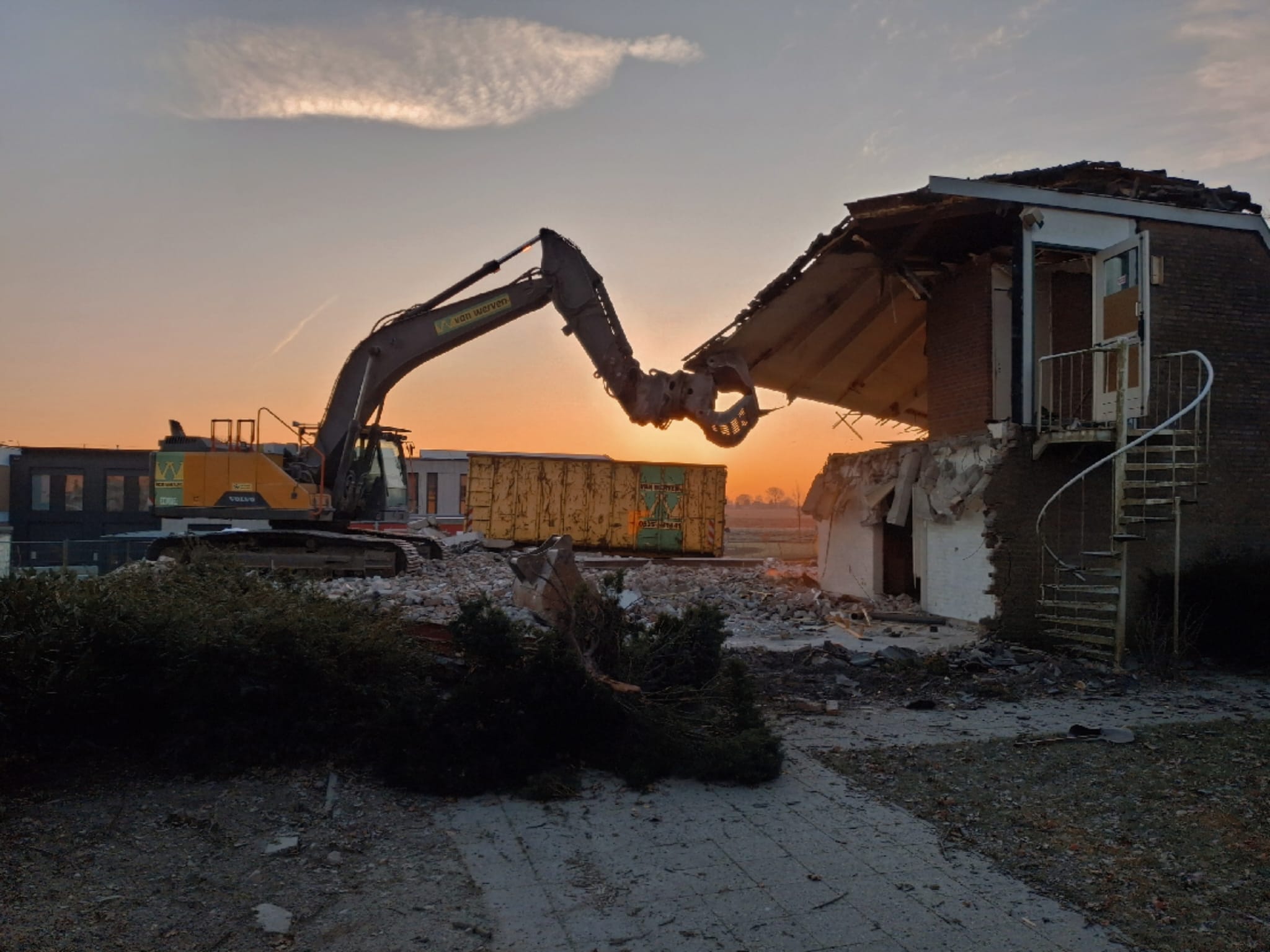 Week 8: Yordi Broekhuis aan het slopen met prachtige zonsopgang